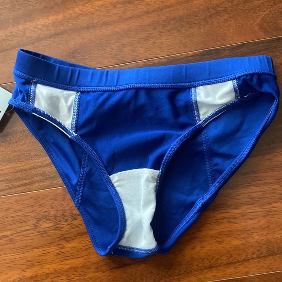 Asics Chaser Running Briefs or Buns - Picture 5 of 6